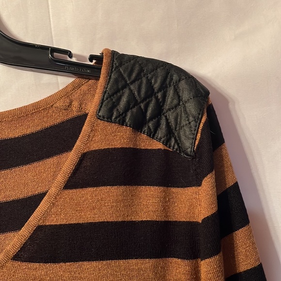 H&M Top with Faux Leather Shoulder Medium - Picture 5 of 7